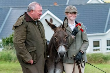 MEENACES, COUNTY DONEGAL, IRELAND - AĞUSTOS 04 2025: Mary Ann Elliott Meencross Tarım Fuarı 'ndaki eşeği ile birincilik ödülünü kazanıyor.