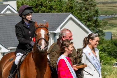MEENACİS, İLK DONEGAL, İRELAND - 4 AĞUSTOS 2025: Acemi Ridden Bölümü 'nün galibi Eilis Canon güzel ödülünü aldı-