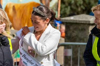 MEENACROSS, COUNTY DONEGAL, IRELAND - 4 AĞUSTOS 2025: Ellie Ward, Dungloe 'dan yeni Mary ve Cora McHugh Meencross Tarım Fuarı' nda ödülleri sunmaya hazırlanıyorlar..