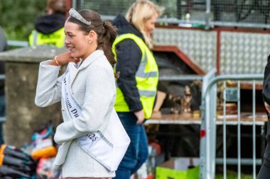 MEENACES, COUNTY DONEGAL, IRELAND - AĞUSTOS 04 2025: Ellie Ward, Dungloe 'dan gelen yeni Mary, Meencross Tarım Fuarı' nda ödülleri sunmaya hazırlanıyor..