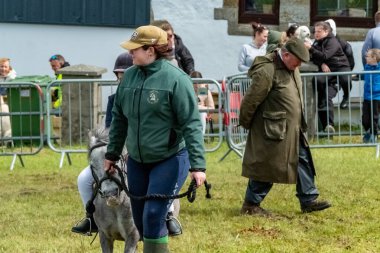 MEENACİS, İKİNCİ DONEGAL, İRELAND - 4 AĞUSTOS 2025: Sürücüler Meencross Tarım Fuarının tadını çıkarıyorlar.