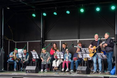 DUNGLOE, COUNTY DONEGAL, IRELAND - 26 Temmuz 2025: Daniel ODonnell, The Mary From Dungloe Uluslararası Sanat Festivali 'nde Rock Okulu ile birlikte sahne alıyor..