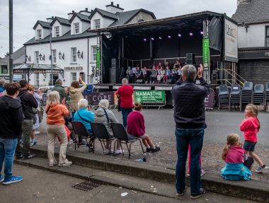 DUNGLOE, COUNTY DONEGAL, IRELAND - 26 Temmuz 2025: Daniel ODonnell Dungloe Uluslararası Sanat Festivali 'nden Mary' de Rock Okulu 'nun keyfini çıkarıyor.
