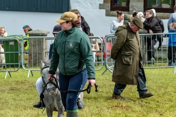 MEENACİS, İKİNCİ DONEGAL, İRELAND - 4 AĞUSTOS 2025: Sürücüler Meencross Tarım Fuarının tadını çıkarıyorlar.