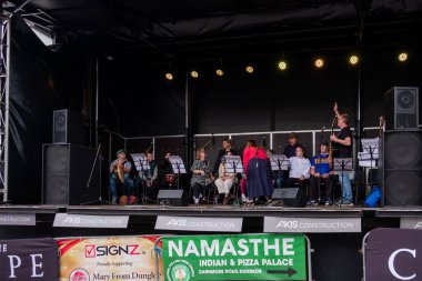 DUNGLOE, COUNTY DONEGAL, IRELAND - AĞUSTOS 01 2025: The School of Rock, Dungloe Uluslararası Sanat Festivali 'nde sahne alıyor .