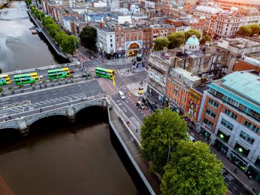 DUBLIN, IRELAND - 15 HAZİRAN 2025 Liffey nehri başkentten akıyor.