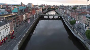 DUBLIN, IRELAND - 15 HAZİRAN 2025 Liffey nehri başkentten akıyor.