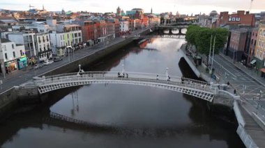 DUBLIN, IRELAND - 15 HAZİRAN 2025 - Bu köprüye geçiş ücreti yüzünden Yarım Peni Köprüsü deniyor.