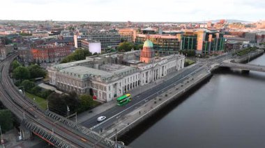 DUBLIN, IRELAND - 15 HAZİRAN 2025 - Gümrük Evi neoklasik bir 18. yüzyıl binasıdır.