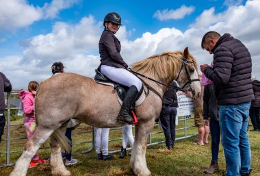 MEENACİS, İKİNCİ DONEGAL, İRELAND - 4 AĞUSTOS 2025: Danni Watters gelişmiş binicilik bölümüne hazırlanıyor.