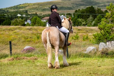 MEENACES, İKİ DONEGAL, İRELAND - 4 AĞUSTOS 2025: Danni Watters Gelişmiş Binicilik Bölümü 'ndeki performansı sırasında.