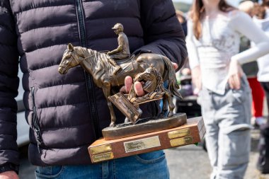 MEENACES, İKİ DONEGAL, İRELAND - 4 AĞUSTOS 2025: Danni Watters Terence Bonner 'ın Gelişmiş Binicilik Bölümü anısına kazandığı ödül.