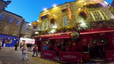 DUBLIN, IRELAND - 15 HAZİRAN 2025 - Ünlü Tapınak Bar başkentte yer almaktadır.