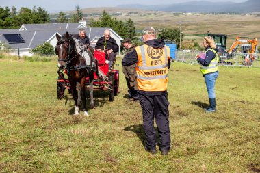 MEENACİS, İKİNCİ DONEGAL, İRELAND - AĞUSTOS 04 2025: At bölümünün gönüllüleri Meencross Tarım Fuarı 'nın tadını çıkarıyorlar.