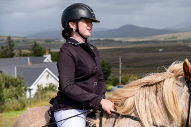 MEENACES, İKİ DONEGAL, İRELAND - 4 AĞUSTOS 2025: Danni Watters Gelişmiş Binicilik Bölümü 'ndeki performansı sırasında.