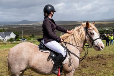 MEENACES, İKİ DONEGAL, İRELAND - 4 AĞUSTOS 2025: Danni Watters Gelişmiş Binicilik Bölümü 'ndeki performansı sırasında.