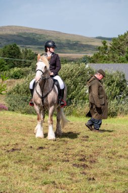 MEENACES, İKİ DONEGAL, İRELAND - 4 AĞUSTOS 2025: Danni Watters Gelişmiş Binicilik Bölümü 'ndeki performansı sırasında.