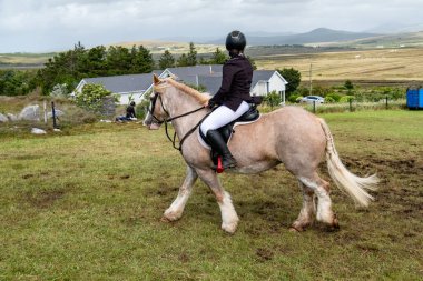 MEENACES, İKİ DONEGAL, İRELAND - 4 AĞUSTOS 2025: Danni Watters Gelişmiş Binicilik Bölümü 'ndeki performansı sırasında.