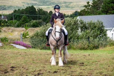 MEENACES, İKİ DONEGAL, İRELAND - 4 AĞUSTOS 2025: Danni Watters Gelişmiş Binicilik Bölümü 'ndeki performansı sırasında.