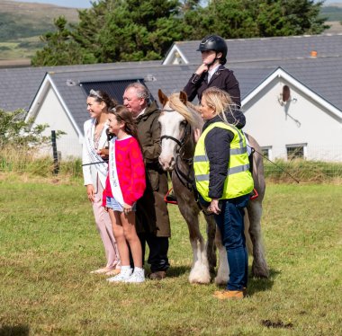 MEENACROSS, COUNTY DONEGAL, IRELAND - 4 AĞUSTOS 2025: Ellie Ward, Dungloe 'dan yeni Mary ve Cora McHugh Meencross Tarım Fuarı' nda ödülleri sunmaya hazırlanıyorlar..