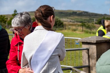 MEENACROSS, COUNTY DONEGAL, IRELAND - 4 AĞUSTOS 2025: Ellie Ward, Dungloe 'dan yeni Mary ve Cora McHugh Meencross Tarım Fuarı' nda ödülleri sunmaya hazırlanıyorlar..