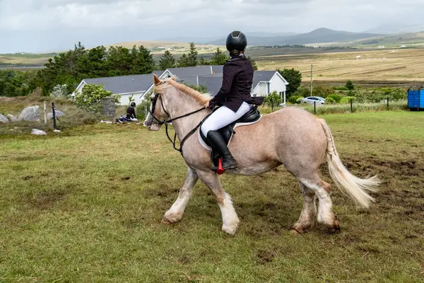 MEENACES, İKİ DONEGAL, İRELAND - 4 AĞUSTOS 2025: Danni Watters Gelişmiş Binicilik Bölümü 'ndeki performansı sırasında.
