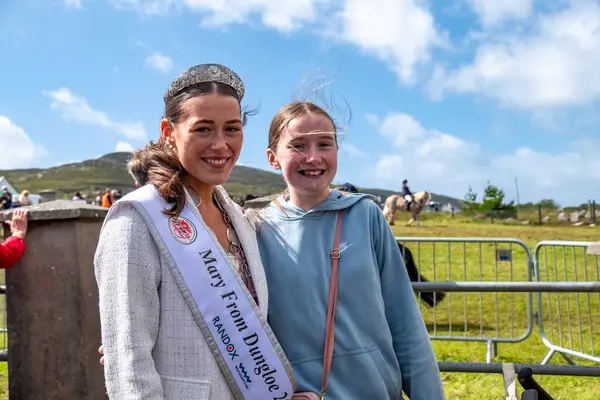 MEENACROSS, COUNTY DONEGAL, IRELAND - 4 AĞUSTOS 2025: Ellie Ward, Dungloe 'dan yeni Mary ve Cora McHugh Meencross Tarım Fuarı' nda ödülleri sunmaya hazırlanıyorlar..