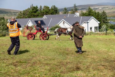 MEENACES, COUNTY DONEGAL, IRELAND - AĞUSTOS 04 2025: John McLaughlin Meencross Tarım Fuarı 'nda en iyi midilli yarışını kazanıyor.