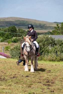 MEENACES, İKİ DONEGAL, İRELAND - 4 AĞUSTOS 2025: Danni Watters Gelişmiş Binicilik Bölümü 'ndeki performansı sırasında.