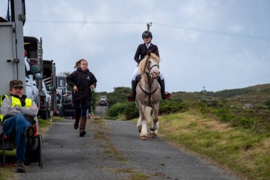 MEENACİS, İKİNCİ DONEGAL, İRELAND - 4 AĞUSTOS 2025: Danni Watters gelişmiş binicilik bölümüne hazırlanıyor.
