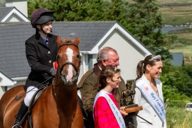 MEENACİS, İLK DONEGAL, İRELAND - 4 AĞUSTOS 2025: Acemi Ridden Bölümü 'nün galibi Eilis Canon güzel ödülünü aldı-