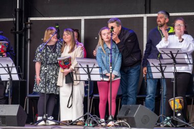 DUNGLOE, COUNTY DONEGAL, IRELAND - 26 Temmuz 2025: Daniel ODonnell, The Mary From Dungloe Uluslararası Sanat Festivali 'nde Rock Okulu ile birlikte sahne alıyor..