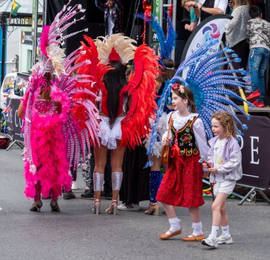 DUNGLOE, COUNTY DONEGAL, IRELAND - AĞUSTOS 01 2025: Samba Dance Brazil ana caddede sahne alıyor.
