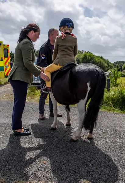 MEENACES, İKİNCİ DONEGAL, İRELAND - 4 AĞUSTOS 2025: Brooke O Brien Meencross Tarım Fuarı 'na hazırlanıyor.