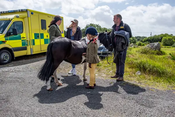 MEENACES, İKİNCİ DONEGAL, İRELAND - AĞUSTOS 04 2025: Brooke O Brien Meencross Tarım Fuarı 'nda atını fırçalıyor.