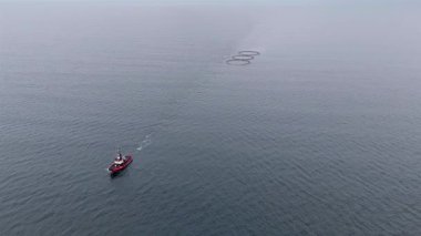 Donegal, İrlanda 'da balık çiftliğinin hava görüntüsü.