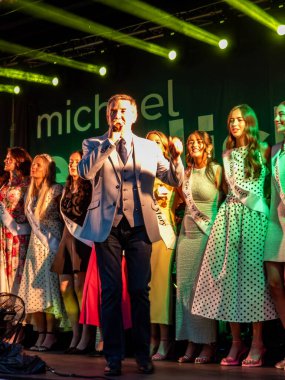 DUNGLOE, COUNTY DONEGAL, IRELAND - 26 Temmuz 2025: Daniel ODonnell, Dungloe Uluslararası Sanat Festivali 'ndeki Mary' lerle birlikte şarkı söylüyor..