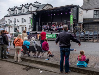 DUNGLOE, COUNTY DONEGAL, IRELAND - 26 Temmuz 2025: Daniel ODonnell Dungloe Uluslararası Sanat Festivali 'nden Mary' de Rock Okulu 'nun keyfini çıkarıyor.