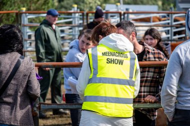 Kırmızı ipli şirin ineğe yaklaş..