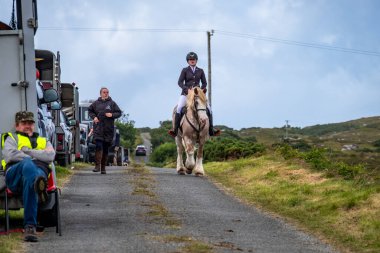 MEENACİS, İKİNCİ DONEGAL, İRELAND - 4 AĞUSTOS 2025: Danni Watters gelişmiş binicilik bölümüne hazırlanıyor.