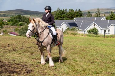 MEENACES, İKİ DONEGAL, İRELAND - 4 AĞUSTOS 2025: Danni Watters Gelişmiş Binicilik Bölümü 'ndeki performansı sırasında.