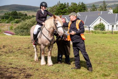 MEENACES, İKİ DONEGAL, İRELAND - 4 AĞUSTOS 2025: Danni Watters Gelişmiş Binicilik Bölümü 'ndeki performansı sırasında.