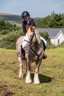 MEENACES, İKİ DONEGAL, İRELAND - 4 AĞUSTOS 2025: Danni Watters Gelişmiş Binicilik Bölümü 'ndeki performansı sırasında.