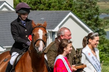 MEENACİS, İLK DONEGAL, İRELAND - 4 AĞUSTOS 2025: Acemi Ridden Bölümü 'nün galibi Eilis Canon güzel ödülünü aldı-