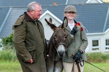 MEENACES, COUNTY DONEGAL, IRELAND - AĞUSTOS 04 2025: Mary Ann Elliott Meencross Tarım Fuarı 'ndaki eşeği ile birincilik ödülünü kazanıyor.