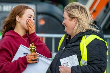 MEENACİS, İKİNCİ DONEGAL, İRELAND - AĞUSTOS 04 2025: At bölümünün gönüllüleri Meencross Tarım Fuarı 'nın tadını çıkarıyorlar.
