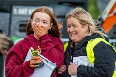 MEENACİS, İKİNCİ DONEGAL, İRELAND - AĞUSTOS 04 2025: At bölümünün gönüllüleri Meencross Tarım Fuarı 'nın tadını çıkarıyorlar.