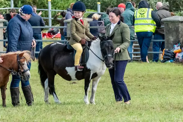 MEENACİS, İKİNCİ DONEGAL, İRELAND - 4 AĞUSTOS 2025: Brooke O Brien Meencross Tarım Fuarı 'nın tadını çıkarıyor.