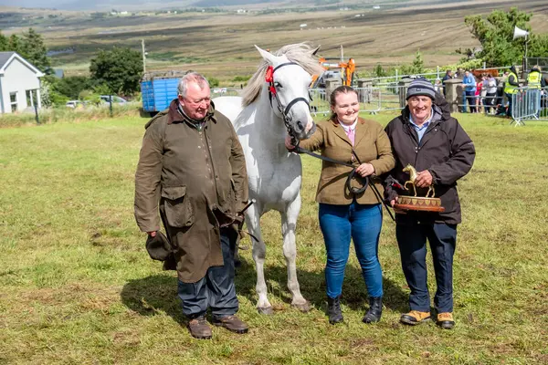 MEENACES, COUNTY DONEGAL, IRELAND - 4 AĞUSTOS 2025: Casey-Lee Hegarty ve takımı Meencross Tarım Fuarı 'nın en büyük midillisi ödülünü aldılar-