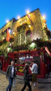 DUBLIN, IRELAND - 15 HAZİRAN 2025 - Ünlü Tapınak Bar başkentte yer almaktadır.